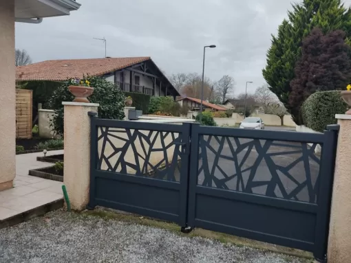 Superbe portail installé par Bel'Porte Menuiseries chez notre client de St Pierre du Mont, Mont-de-Marsan, BEL'PORTE Menuiserie