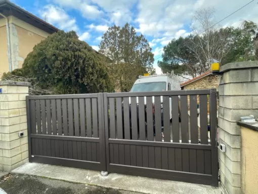 Installation par votre menuisier Bel Porte d'un portail à St-Sever, Mont-de-Marsan, BEL'PORTE Menuiserie